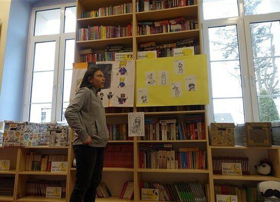 Grafika 3: Dyskusyjny Klub Książki w Bibliotece Szkolnej w Wicku czeka na wiosnę, czyta i rozmawia o książkach