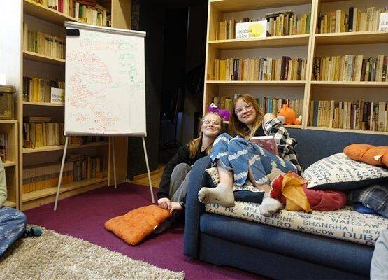 Grafika 4: Dyskusyjny Klub Książki w Bibliotece Szkolnej w Wicku czeka na wiosnę, czyta i rozmawia o książkach