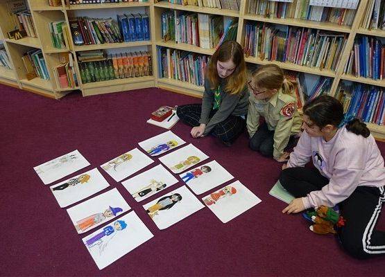 Grafika 6: Dyskusyjny Klub Książki w Bibliotece Szkolnej w Wicku czeka na wiosnę, czyta i rozmawia o książkach