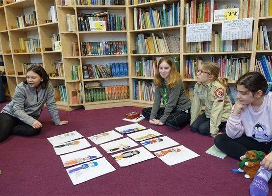 Grafika 7: Dyskusyjny Klub Książki w Bibliotece Szkolnej w Wicku czeka na wiosnę, czyta i rozmawia o książkach