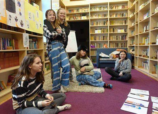 Grafika 8: Dyskusyjny Klub Książki w Bibliotece Szkolnej w Wicku czeka na wiosnę, czyta i rozmawia o książkach