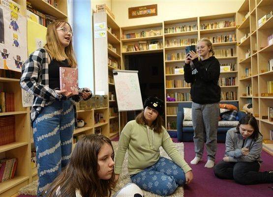 Grafika 10: Dyskusyjny Klub Książki w Bibliotece Szkolnej w Wicku czeka na wiosnę, czyta i rozmawia o książkach