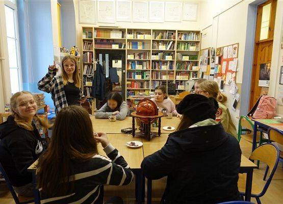 Grafika 11: Dyskusyjny Klub Książki w Bibliotece Szkolnej w Wicku czeka na wiosnę, czyta i rozmawia o książkach