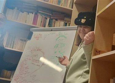 Grafika 12: Dyskusyjny Klub Książki w Bibliotece Szkolnej w Wicku czeka na wiosnę, czyta i rozmawia o książkach