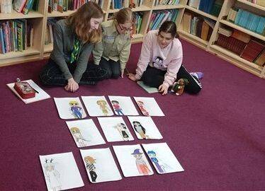 Grafika 15: Dyskusyjny Klub Książki w Bibliotece Szkolnej w Wicku czeka na wiosnę, czyta i rozmawia o książkach