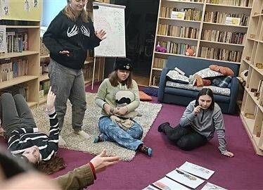 Grafika 16: Dyskusyjny Klub Książki w Bibliotece Szkolnej w Wicku czeka na wiosnę, czyta i rozmawia o książkach