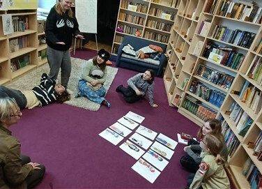 Grafika 17: Dyskusyjny Klub Książki w Bibliotece Szkolnej w Wicku czeka na wiosnę, czyta i rozmawia o książkach