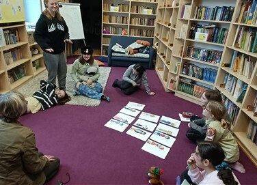 Grafika 18: Dyskusyjny Klub Książki w Bibliotece Szkolnej w Wicku czeka na wiosnę, czyta i rozmawia o książkach