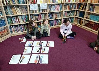 Grafika 19: Dyskusyjny Klub Książki w Bibliotece Szkolnej w Wicku czeka na wiosnę, czyta i rozmawia o książkach