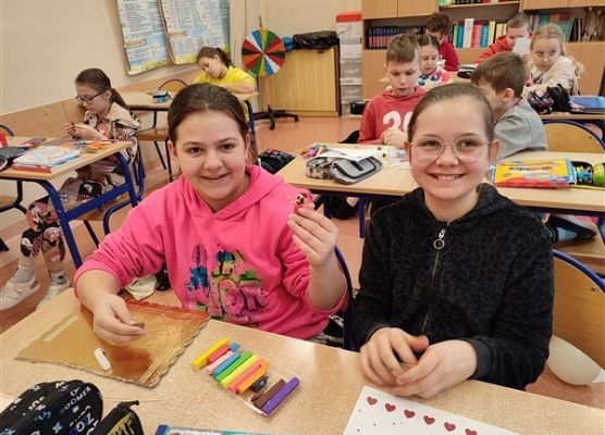 Grafika 2: Co na polskim dziś robimy? Lepimy, tworzymy…