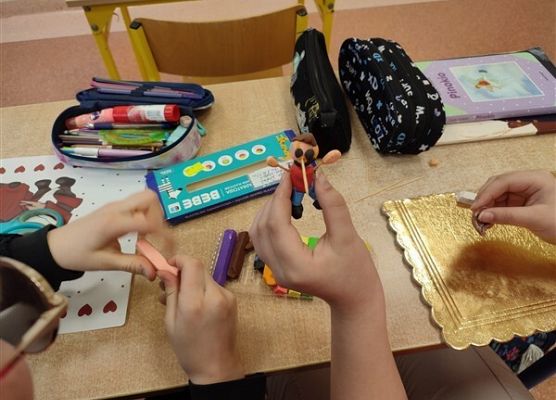 Grafika 1: Co na polskim dziś robimy? Lepimy, tworzymy…