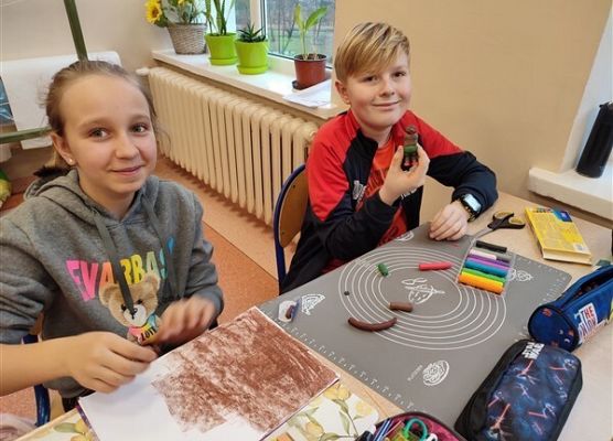 Grafika 5: Co na polskim dziś robimy? Lepimy, tworzymy…