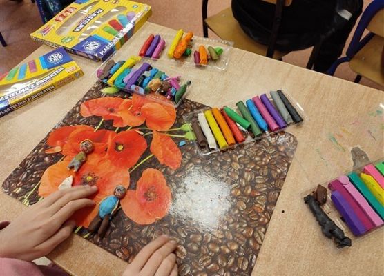 Grafika 16: Co na polskim dziś robimy? Lepimy, tworzymy…