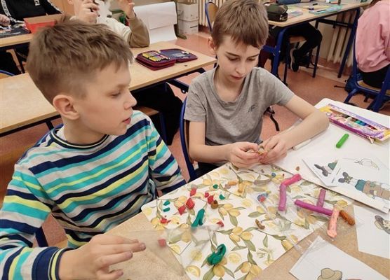 Grafika 18: Co na polskim dziś robimy? Lepimy, tworzymy…