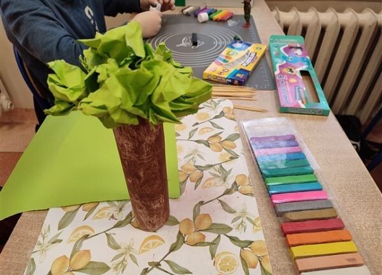 Grafika 20: Co na polskim dziś robimy? Lepimy, tworzymy…