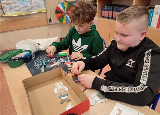 Grafika 21: Co na polskim dziś robimy? Lepimy, tworzymy…