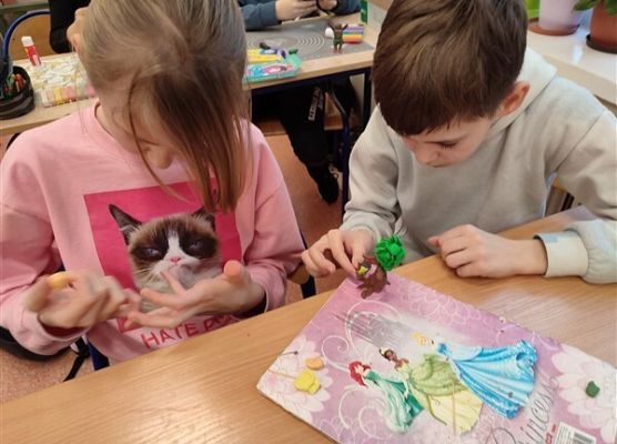 Grafika 23: Co na polskim dziś robimy? Lepimy, tworzymy…