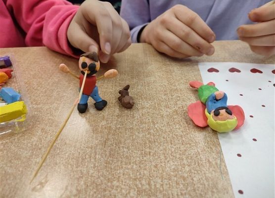 Grafika 26: Co na polskim dziś robimy? Lepimy, tworzymy…