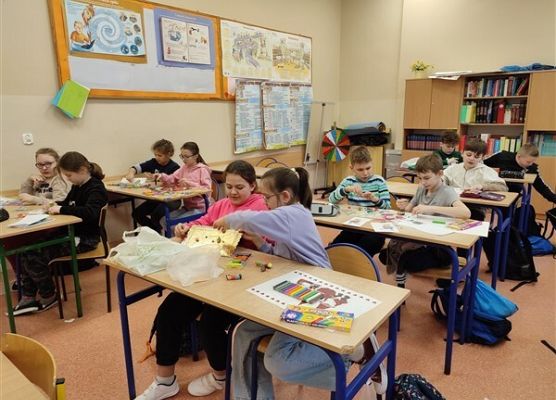 Grafika 27: Co na polskim dziś robimy? Lepimy, tworzymy…