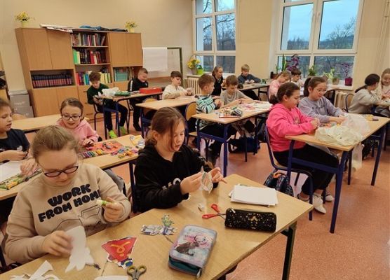 Grafika 28: Co na polskim dziś robimy? Lepimy, tworzymy…