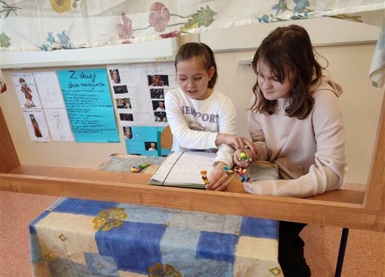 Grafika 33: Co na polskim dziś robimy? Lepimy, tworzymy…