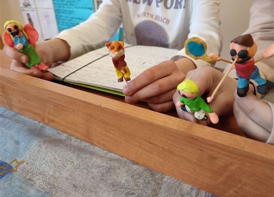 Grafika 34: Co na polskim dziś robimy? Lepimy, tworzymy…