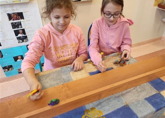 Grafika 37: Co na polskim dziś robimy? Lepimy, tworzymy…