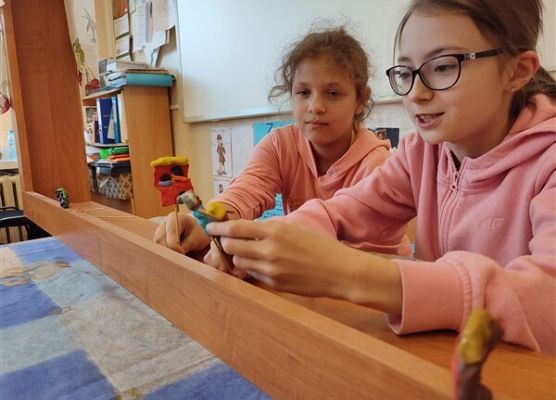 Grafika 41: Co na polskim dziś robimy? Lepimy, tworzymy…