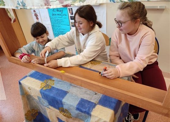 Grafika 45: Co na polskim dziś robimy? Lepimy, tworzymy…