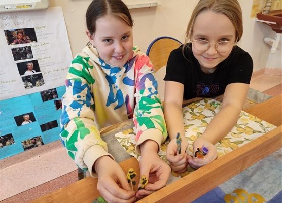 Grafika 48: Co na polskim dziś robimy? Lepimy, tworzymy…