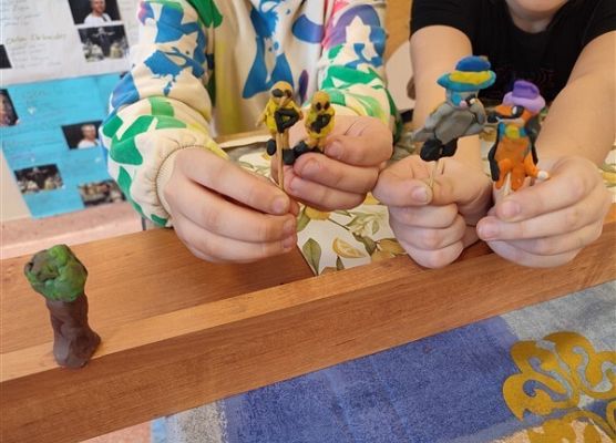 Grafika 49: Co na polskim dziś robimy? Lepimy, tworzymy…