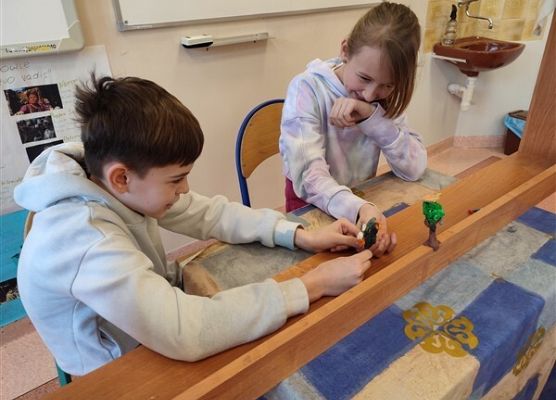 Grafika 52: Co na polskim dziś robimy? Lepimy, tworzymy…