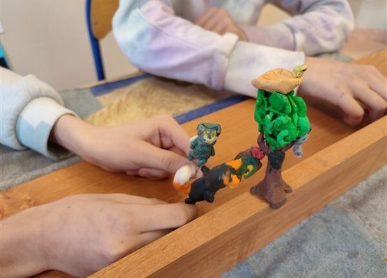 Grafika 53: Co na polskim dziś robimy? Lepimy, tworzymy…