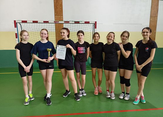 Zwycięska drużyna szczypiornistek SP Wicko 1