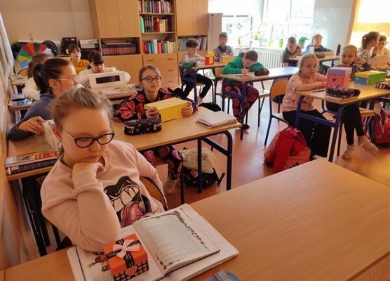 Grafika 2: Lektura w pudełku – „Akademia Pana Kleksa” na lekcjach polskiego  w kl. IV a