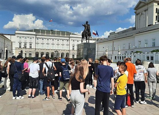 Grafika 2: Wycieczka do Warszawy klas ósmych - krótka relacja z pierwszego dnia pobytu w stolicy