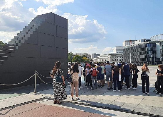 Grafika 3: Wycieczka do Warszawy klas ósmych - krótka relacja z pierwszego dnia pobytu w stolicy
