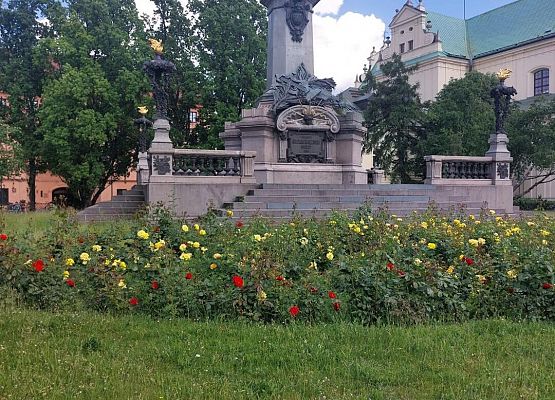Grafika 7: Wycieczka do Warszawy klas ósmych - krótka relacja z pierwszego dnia pobytu w stolicy
