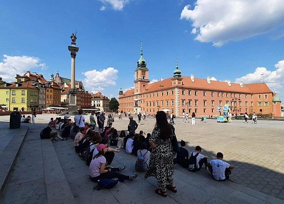 Grafika 8: Wycieczka do Warszawy klas ósmych - krótka relacja z pierwszego dnia pobytu w stolicy