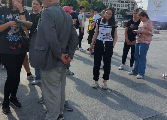 Grafika 9: Wycieczka do Warszawy klas ósmych - krótka relacja z pierwszego dnia pobytu w stolicy