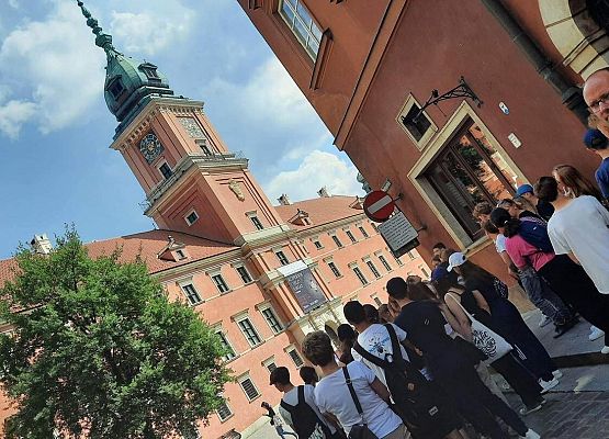 Grafika 11: Wycieczka do Warszawy klas ósmych - krótka relacja z pierwszego dnia pobytu w stolicy