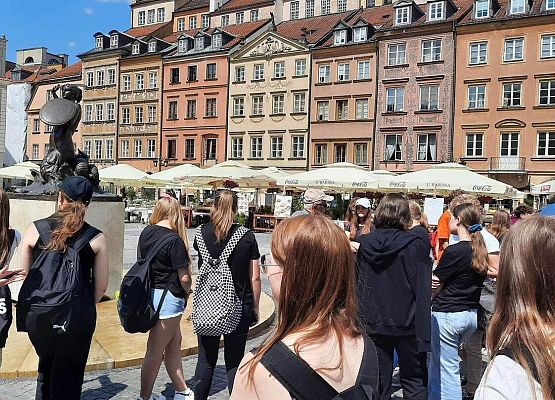 Grafika 12: Wycieczka do Warszawy klas ósmych - krótka relacja z pierwszego dnia pobytu w stolicy