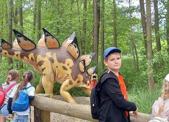 Grafika 2: Wycieczka klas drugich do Parku Ewolucji w Sławotówku