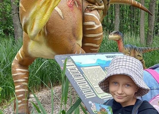 Grafika 3: Wycieczka klas drugich do Parku Ewolucji w Sławotówku