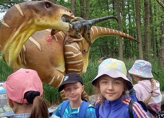Grafika 6: Wycieczka klas drugich do Parku Ewolucji w Sławotówku