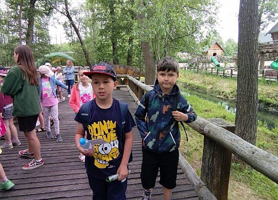Grafika 10: Wycieczka klas drugich do Parku Ewolucji w Sławotówku
