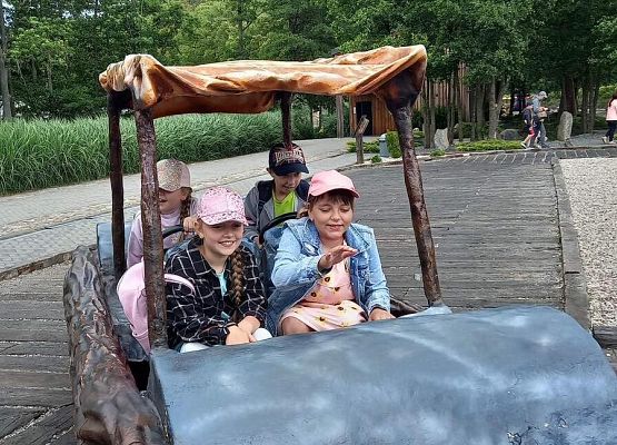 Grafika 13: Wycieczka klas drugich do Parku Ewolucji w Sławotówku