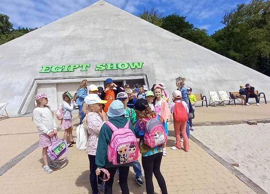 Grafika 14: Wycieczka klas drugich do Parku Ewolucji w Sławotówku