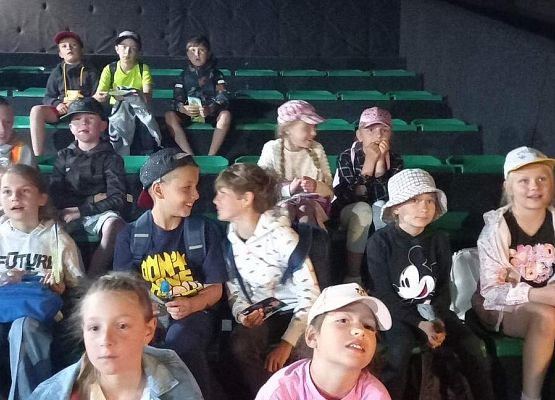 Grafika 15: Wycieczka klas drugich do Parku Ewolucji w Sławotówku