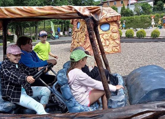 Grafika 16: Wycieczka klas drugich do Parku Ewolucji w Sławotówku